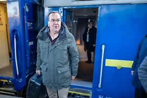 Глава Минобороны Германии неожиданно прибыл в Киев