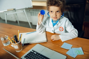 Не кочегары мы, не плотники: Россияне рассказали, кем мечтали стать в детстве