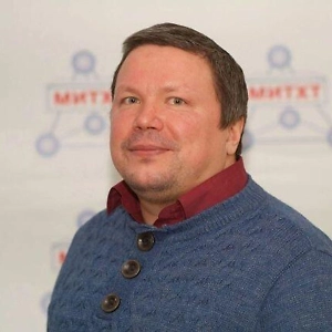 Для того чтобы поджечь что-то лазером, нужно, чтобы предмет поглощал свет с длиной волны, на которой работает лазер. В роликах американской социальной сети использован синий лазер. Синяя тряпка такие лучи не поглощает (потому она синяя), поэтому и не зажигается. Это физика.