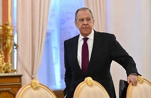 Лавров, рассуждая о лицемерии НАТО, не сдержался и стукнул ручкой по микрофону