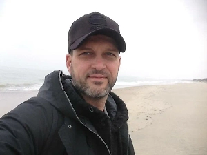 Требовал коньяка и хотел выйти: Актёра из «Папиных дочек» оштрафовали из-за дебоша в самолёте