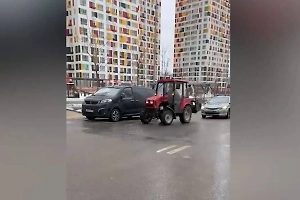 Эпичная погоня полицейских за угнанным трактором в Красногорске попала на видео