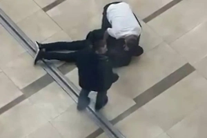 СК завёл дело на иностранца, который пытался зарезать двух человек в Красноярске