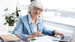 Не пенсией единой: Перечислены самые прибыльные вакансии для пожилых людей в России