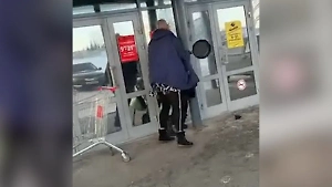 Охранница магазина сковородкой остановила вора-пенсионера в Кузбассе