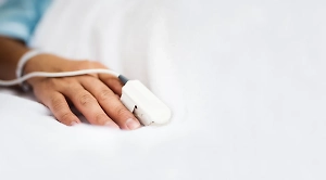 Всего лишь порезалась: Британка на 10 дней впала в кому после заражения «пожирающей плоть бактерией»