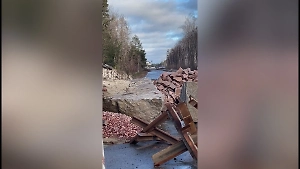 На границе Украины и Белоруссии появились противотанковые ежи и валуны