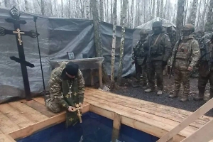 Морпехи и штурмовики ВС РФ отметили Крещение омовением в купелях на передовой
