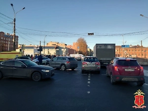 Рухнувшую в Обводный канал в Петербурге машину подняли из воды, известно об одной жертве