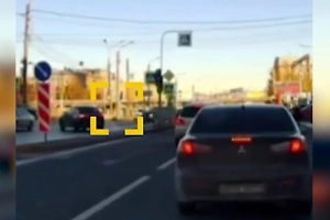 Life.ru публикует момент ДТП с авто, рухнувшим в реку в Петербурге