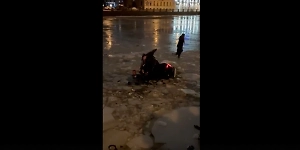 Момент падения Range Rover с тремя людьми в Фонтанку в Петербурге попал на видео