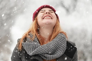 Опасно зимой: Косметолог назвала самые частые ошибки в уходе за кожей в холода