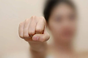 Избивают прохожих ради видео: Банда девушек терроризирует жителей Белгорода