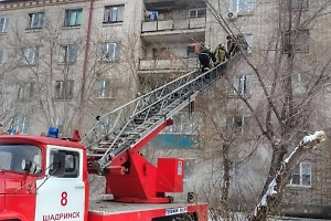 Пожарные спасли 51 человека из горящего общежития в Курганской области