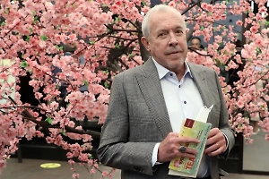 Макаревич* распродаёт имущество в Израиле, начал он с заляпанного пятнами от вина стола