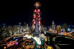 Небоскрёб Бурдж-Халифа в ОАЭ осветил небо новогодними эффектами и фейерверками