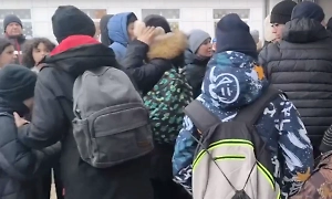 Мощная давка произошла в воронежской школе из-за забывшего открыть вторую дверь охранника
