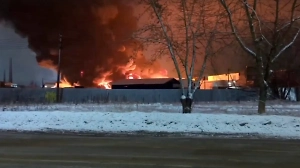 Цистерны с ацетоном успели отогнать от эпицентра пожара на заводе в Гатчине