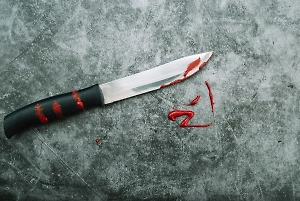 Мужчина в красном женском пальто напал на двух девушек в Люберцах за кражу его «оболочки»