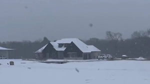 Техас завалило снегом, пока Калифорнию продолжает окутывать жуткий пожар