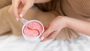 Косметолог развеяла главный миф о пользе патчей при отёках вокруг глаз