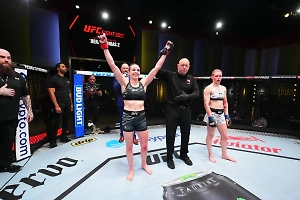 Дудакова проиграла нокаутом и дала пощёчину тренеру на турнире UFC