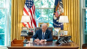 Байден признал, что санкции против России вызовут подорожание бензина в США