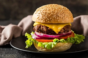 Вкусно и опасно: Любимые продукты россиян оказались провокаторами рака кишечника