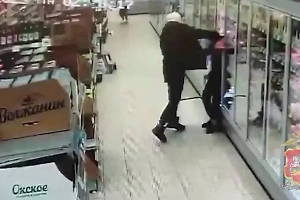 В Подмосковье мужчина в пьяном угаре ворвался в магазин с ножом и изрезал посетителей