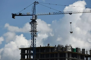 В Москве на строителя упала плита, арматура пробила бедро