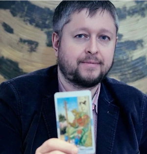 Тема родового проклятия часто звучит на консультациях у эзотерика, и неслучайно. Практически в каждой семье есть необъяснимые повторения семейных сценариев. Например, как у мамы и бабушки, муж пьёт или уходит спустя такое же количество лет в браке. Или даже умирает, причём в том же возрасте, что и мужчины до него, от той же болезни. Непонятная, страшная программа, которая очевидна даже в цифрах — совпадении дат, возраста, имён. Или странных, но узнаваемых деталях. Так, история династии Романовых началась в Ипатьевском монастыре, а закончилась в Ипатьевском доме.