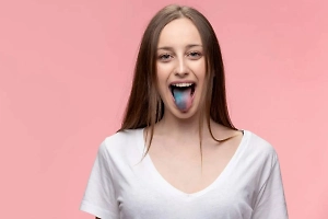 На вкус и цвет болезни разные: Врач объяснил, как диагностировать недуг по цвету языка