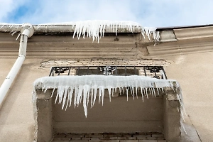 Обморожение, падение сосулек и гололёд: Life.ru выяснил главные зимние страхи россиян