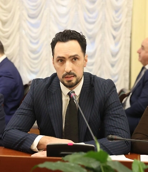 Мы будем проявлять свою позицию, общаться с ними (с этими этническими группами, где практикуют такие ранние браки) и показывать то, что цыгане это осуждают сами, это неправильно. И самое главное, что это оказывает максимальный негатив к нашему народу. То есть непонимание, агрессию, осуждение, привлечение органов опеки и так далее.