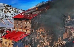 Владелец сгоревшего отеля в Турции нашёл «виновных» в смертоносном пожаре