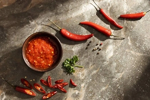 Без фанатизма: Названы полезные и вредные свойства острой пищи