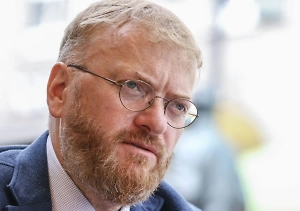 Я предлагаю общественникам не читать «Бедную Лизу», и тогда у них всё будет хорошо. Что у нас за общественность такая? Что это вообще такое? Пожалуйста, оставьте в покое бедного Карамзина. Я не считаю это правильным утверждением. Всё зависит от преподавателя, потому что преподаватель может подать даже «Капитанскую дочку» так, что она вызовет ужас у детей, и они сделают совершенно неправильные выводы. А ещё можно повторить судьбу деда Мазая, или зайцев, или Красной Шапочки. Предлагаю обойтись без перекосов.