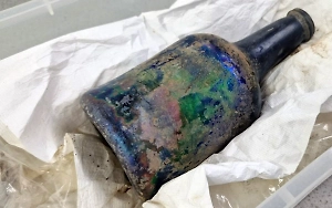 Строители распечатали «ведьмину» бутылку, надеясь, что внутри ром, но реальность оказалась кислее