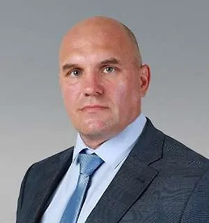 Поэтому было принято решение создать такой центр. Ребята проходят всестороннюю подготовку. Это и огневая подготовка, и тактическая медицина, тактика, инженерно-сапёрная подготовка, организация связи, управление БПЛА. Понятно, что кому-то больше нравится летать на БПЛА, кому-то — стрелять. Кто-то находит себя в медицине. Есть подростки, которым не нравится бегать с автоматом, штурмовать опорник или летать, но мы готовы предложить таким ребятам более творческое занятие. 