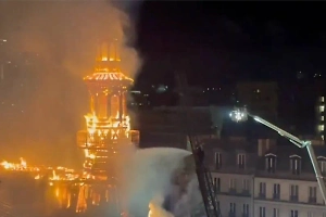 Жуткий пожар уничтожил колокольню ратуши XIX века в Париже