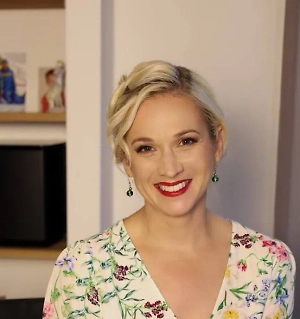 В накоплениях на пенсию есть два главных правила: во-первых, нужно иметь своё жилье — полностью оплаченное, без кредитов. Во-вторых, откладывать нужно начинать как можно раньше, тогда средства будут работать на вас. В идеале: обеспечили себя первым жильём и начинаете копить