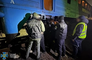 СБУ задержала машиниста, который за 8 тыс. долларов вывозил украинцев из страны