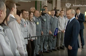 «Развиваете завод, здорово!»: Путин похвалил работников «АвтоВАЗа»