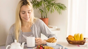 Диетолог подсказала, когда лучше завтракать «жаворонкам» и «совам»