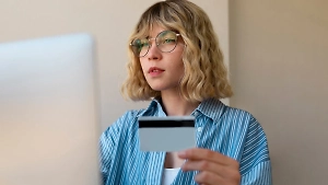 Юрист объяснил, как вернуть деньги при ошибочном переводе на карту другого человека