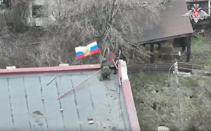 Появилось видео водружения флага России над освобождённой Новоелизаветовкой