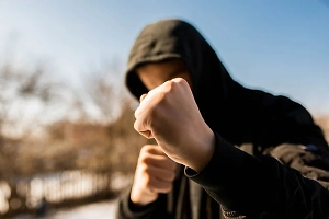 Банду подростков ищут в Петербурге за серию нападений на прохожих ради забавы