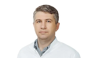 Непосредственно перед выходом из дома лучше не пить кофе или крепкий чай. Алкоголь желательно исключить вовсе. Следует избегать длительного пребывания на холоде. Если прогулка длится более 30 минут, желательно сделать перерыв и согреться. Важно соблюдать меры по общему укреплению организма и не допускать простудных заболеваний, которые могут повлечь за собой обострение хронических проблем с сердцем. 