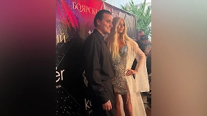 Загадочный друг подарил Волочковой огромный букет белых роз на день рождения