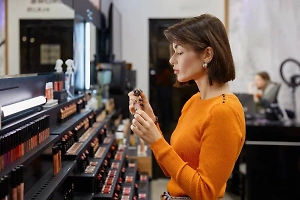 Смотрим, щупаем, нюхаем: Life.ru узнал, как не нарваться на палёнку при покупке косметики